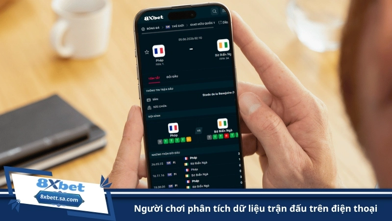 người chơi phân tích dữ liệu trận đấu trên điện thoại